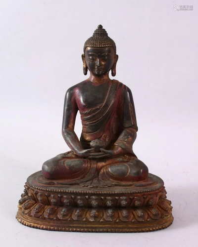 A TIBETAN / CHINESE BRONZE FIGURE OF BUDDHA, in a