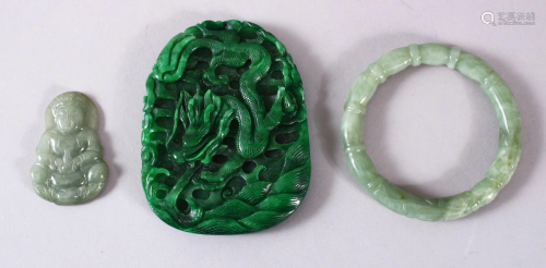 THREE CHINESE JADE / JADEITE ITEMS, one large pendant,