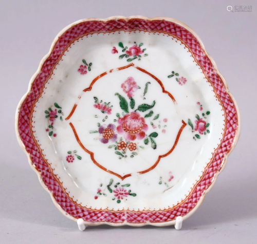 AN 18TH CENTURY FAMILLE ROSE SPOON TRAY, 13cm diameter.