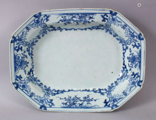 AN 18TH CENTURY CHINESE BLUE & WHITE PORCELAIN SERVING