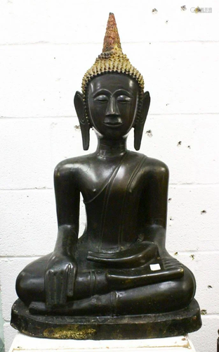 A FINE LARGE 17TH / 18TH CENTURY LAOS BRONZE FIGURE OF