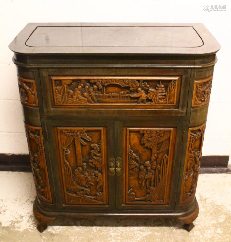 A LARGE CHINESE CARVED WOODEN SIDE CUPBOARD / BAR, E…
