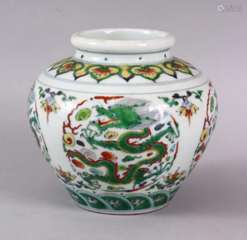 A CHINESE DOUCAI DECORATED PORCELAIN GINGER JAR,