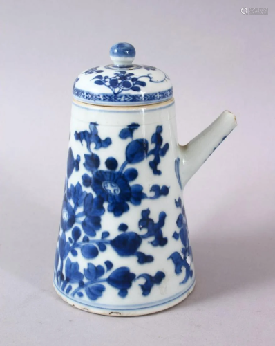 AN 18TH / 19TH CENTURY CHINESE BLUE & WHITE PORCELAIN