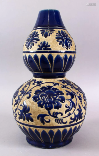 A CHINESE CANTON EXPORT STYLE DOUBLE GOURD PORCELAIN