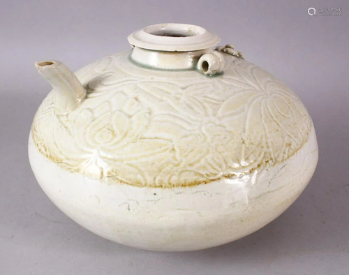 AN EARLY CHINESE POTTERY EWER OF FLATTEN CIRCULAR FORM,