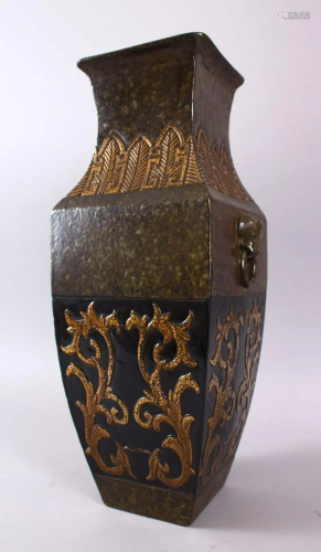 A CHINESE ARCHAIC STYLE PORCELAIN TWIN HANDLE VASE,