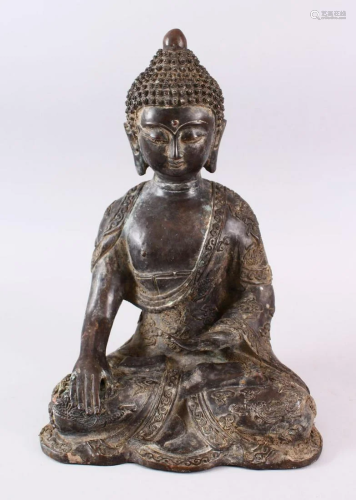 A GOOD CHINESE BRONZE FIGURE OF SEATED BUDDHA, the body