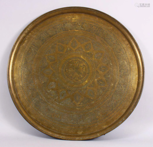 A LARGE 19TH CENTURY EGYPTIAN BRASS CHARGER / TRAY,
