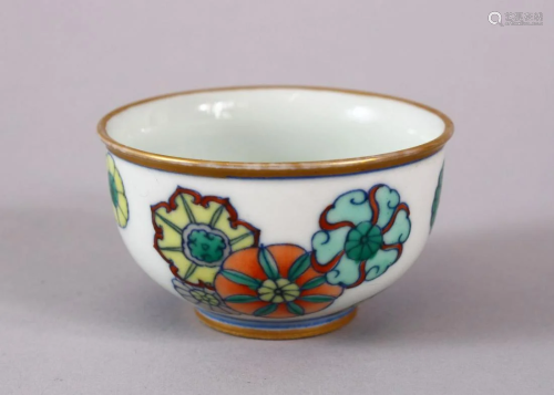 A SMALL CHINESE DOUCAI PORCELAIN TEA CUP, with floral
