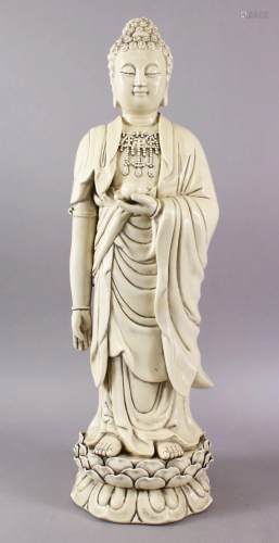 A LARGE CHINESE BLANC DE CHINE DEHUA PORCELAIN FIGURE