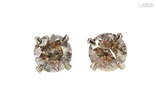 A PAIR OF DIAMOND STUD EARRINGS