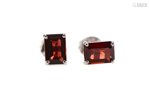 A PAIR OF GARNET STUD EARRINGS