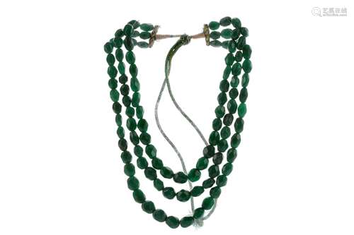 AN EMERALD BEAD NECKLACE