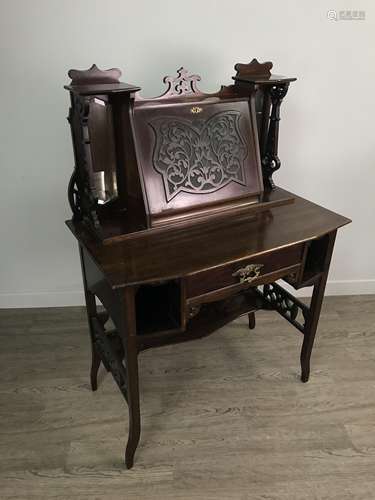 A LADIES WRITING DESK