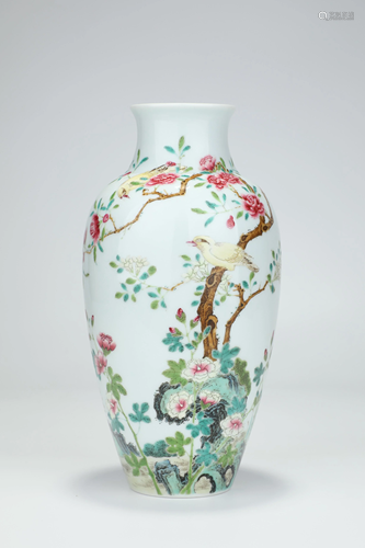 A FAMILLE-ROSE VASE.MARK OF QIANLONG