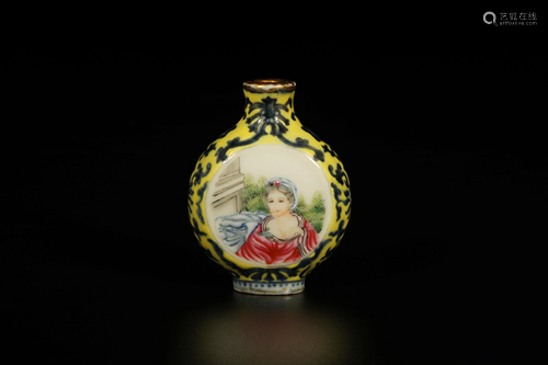 A YELLOW-GROUND FAMILLE-ROSE SNUFF BOTTLE.MARK OF