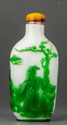 A GREEN-OVERLAY WHITE GLASS SNUFF BOTTLE