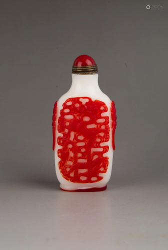 A RED-OVERLAY WHITE GLASS SNUFF BOTTLE