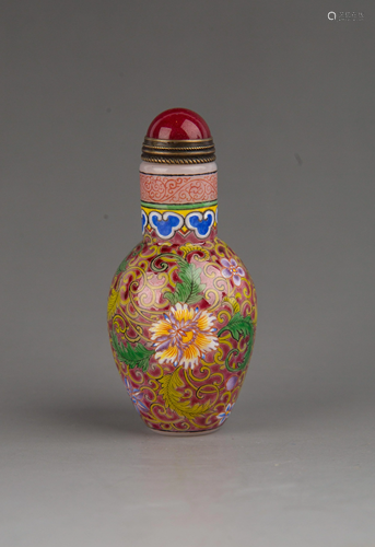 AN ENAMELLED WHITE GLASS SNUFF BOTTLE.MARK OF GUANGXU