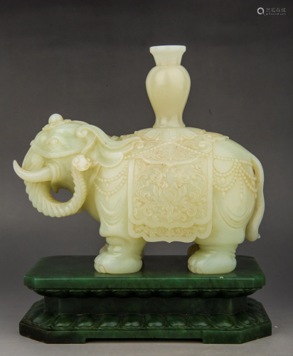 A CARVED WHITE JADE ELEPHANT AND SPINACH JADE STAND