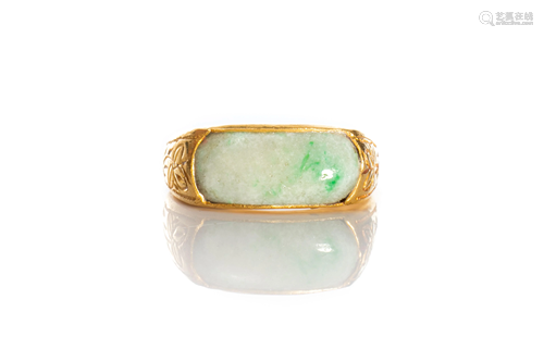 GOLD AND JADEITE SADDLE RING, 7g