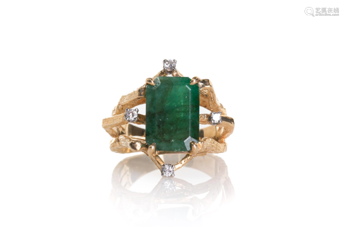 GOLD AND EMERALD RING, 8g
