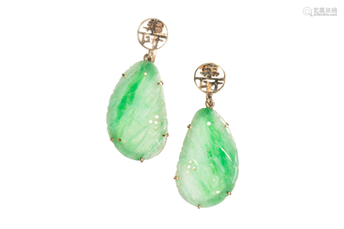 PAIR OF GOLD AND CARVED JADEITE DROP EARRINGS, 6g