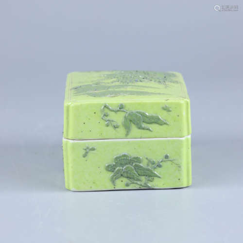 清 绿釉雕瓷山水花卉纹方盒
