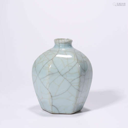 A Longquan Kiln Melon-ribbed Porcelain Jar