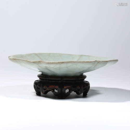 A Celadon-glazed Lobed Dish