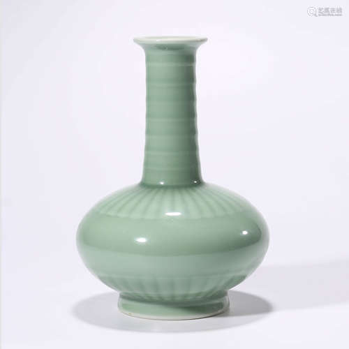 A Celadon-glazed String Pattern Vase