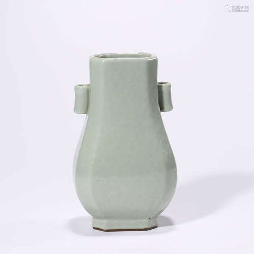 A Celadon-glazed String Pattern Pierced-handle Vase