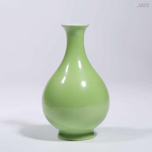 A Green-glazed Pear-shaped Vase