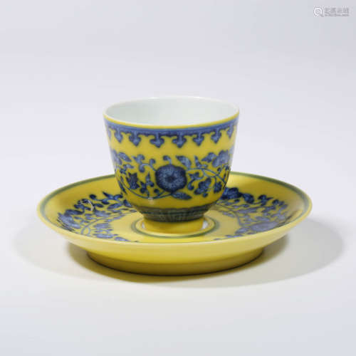 A Yellow-ground Blue and White Interlocking Flowers Cup and ...