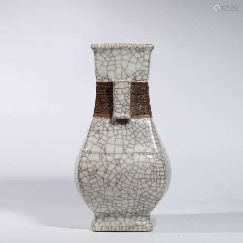 A Ge Kiln Pierced-handle Vase