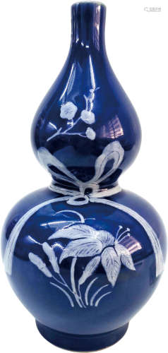 藍釉反白花卉綬帶葫蘆瓶“大清乾隆年製”款