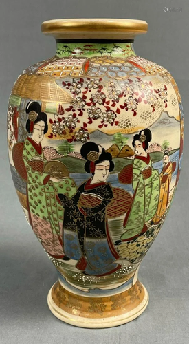 Vase. Probably Satsuma Japan old. Representation of