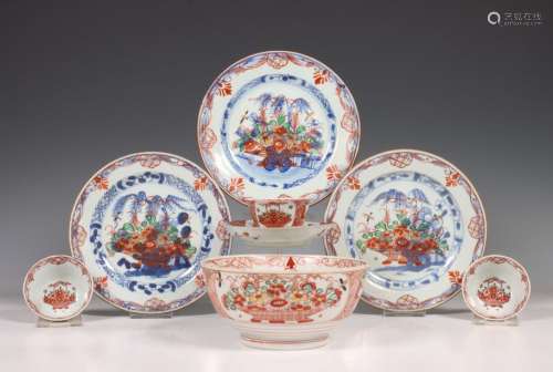 China, negen stuks blauw-wit porselein, 18e eeuw,