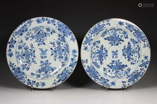 China, paar blauw-wit porseleinen schotels, laat Kangxi, 18e...