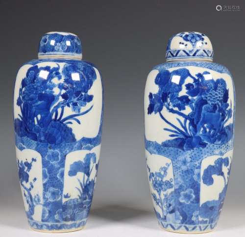 China, paar blauw-wit porseleinen ovale vazen met bol deksel...