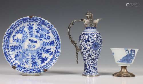 China, blauw-wit porseleinen miniatuur vaas, 18e eeuw,