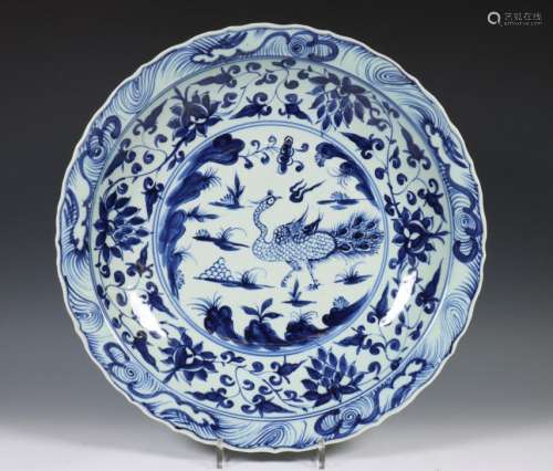 China, blauw wit porseleinen schotel in Ming stijl, 19e eeuw...