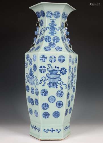 China, zeskantige blauw-wit porseleinen vaas, laat Qing dyna...