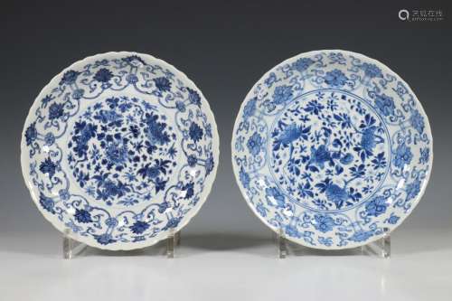 China, een paar blauw-wit porseleinen borden, Kangxi zeskara...