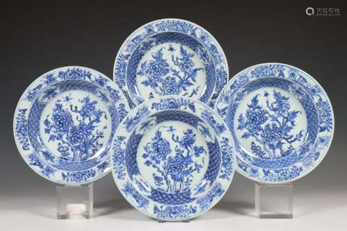 China, een set van vier blauw-wit porseleinen diepe borden, ...