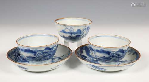 China, een set van drie blauw-wit porseleinen theekommen en ...