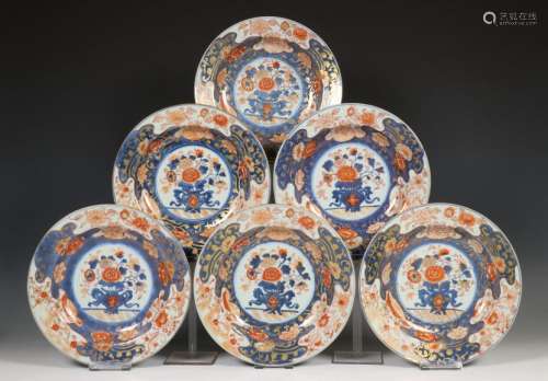 China, een set van zes Imari porseleinen borden, 18e eeuw,