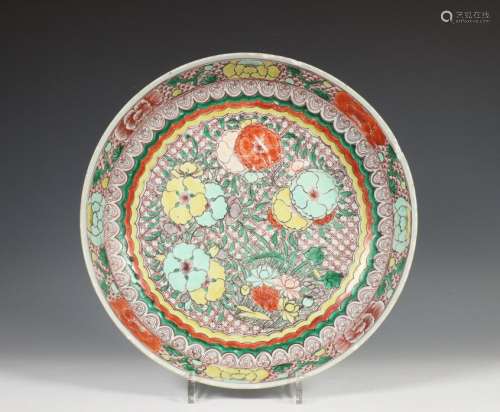 China, een wucai porseleinen schotel, ca. 1700,