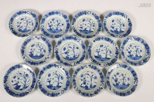 China, een set van twaalf blauw-wit porseleinen schoteltjes,...